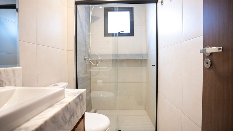 Apto 2Q Alto Padrão | Piscina + Academia | Bueno